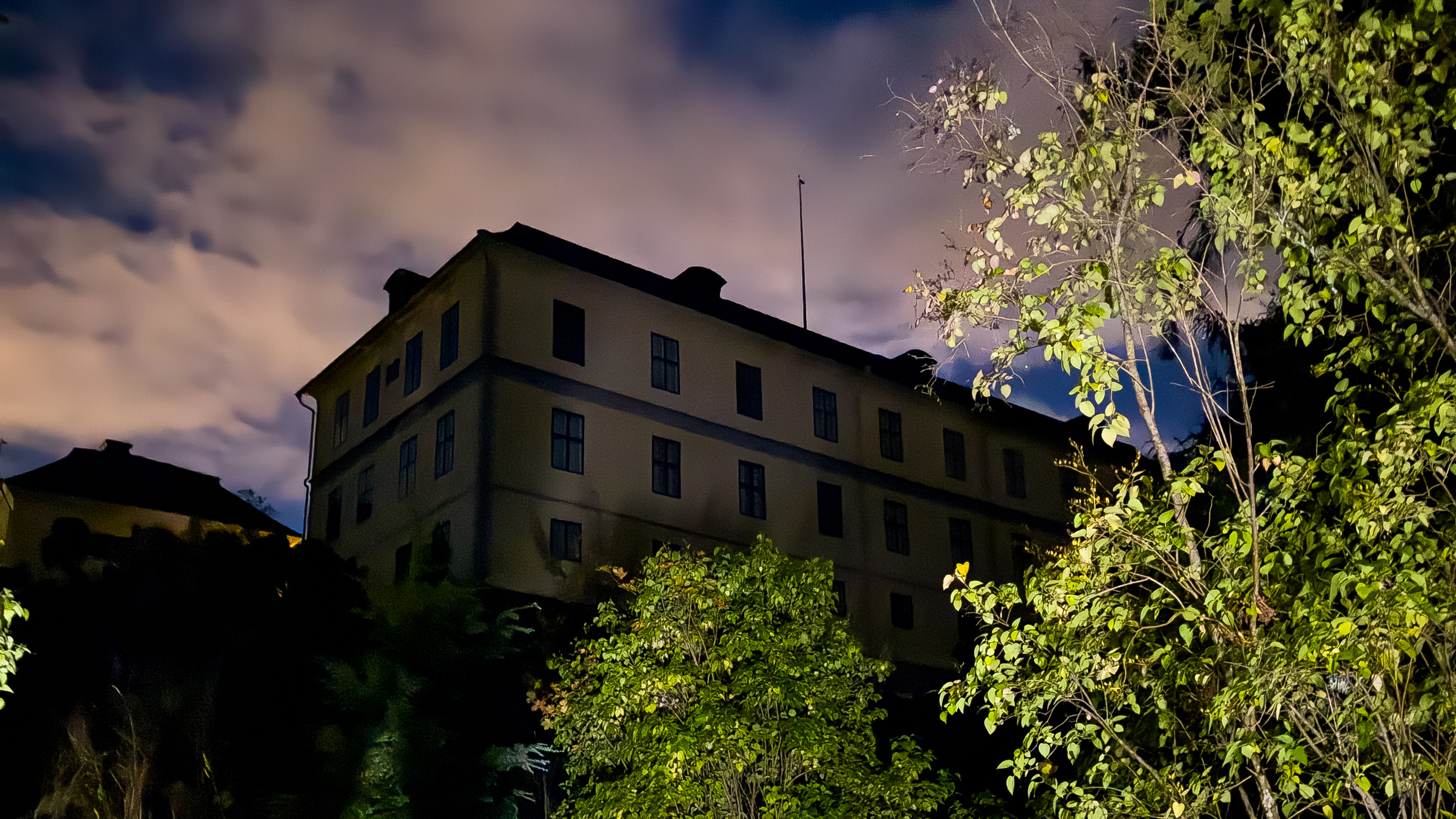 En sen kväll på Löfstad slott. Stjärnhimmel över slottet.